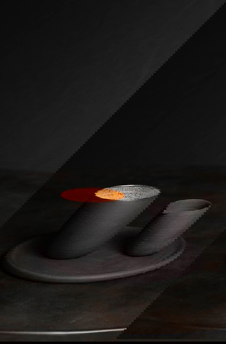 Hier sehen Sie ein Moodbild von der Kategorie Black Edition - Produkt Ton-Stein-Gut - RAUM concept store Hier sehen Sie ein Moodbild von der Kategorie Black Edition - Produkt Ton-Stein-Gut - RAUM concept store