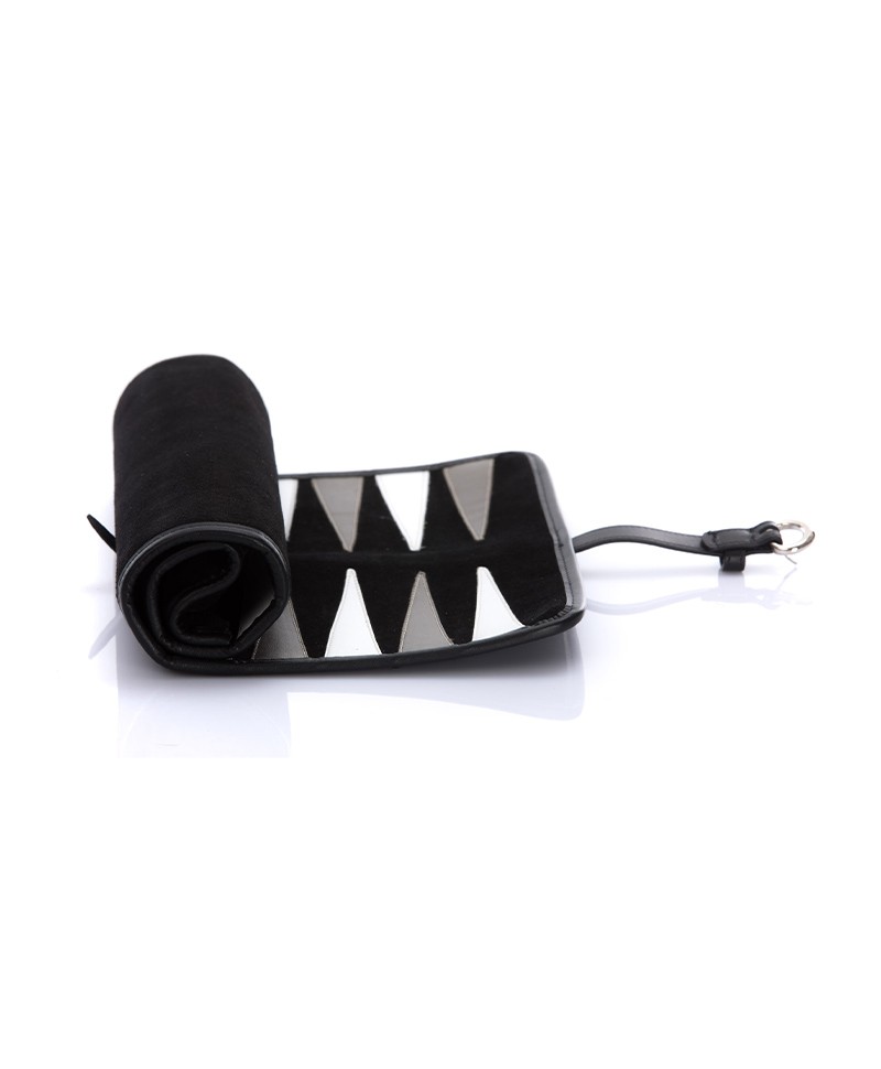 Dieses Produktbild zeigt das Travel Backgammon Victor in black von Hector Saxe im RAUM concept store.