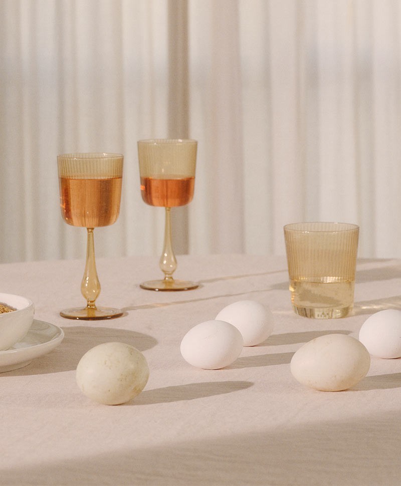 Dieses Moodbild zeigt die Glaswaren Luisa sand von R+D.Lab im RAUM concept store.