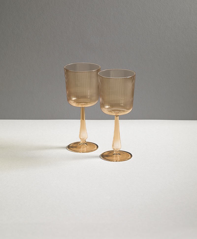 Dieses Produktbild zeigt das Luisa Glas Calice in sand von R+D.Lab im RAUM concept store.