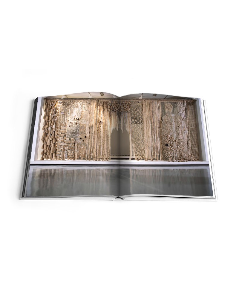 Hier sehen Sie die Innenansicht des Bildband The Art Library: Discovering Arab Artists von Rizzoli New York – im Onlineshop RAUM concept store Hier sehen Sie die Innenansicht des Bildband The Art Library: Discovering Arab Artists von Rizzoli New York – im Onlineshop RAUM concept store
