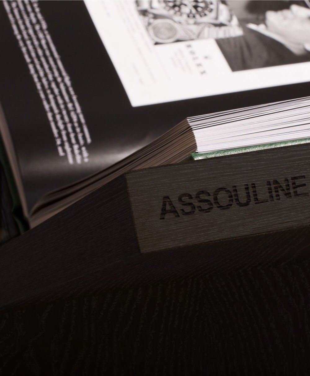 Hier abgebildet ist der Buchständer Allure von der Marke Assouline in ebony – im Onlineshop RAUM concept store