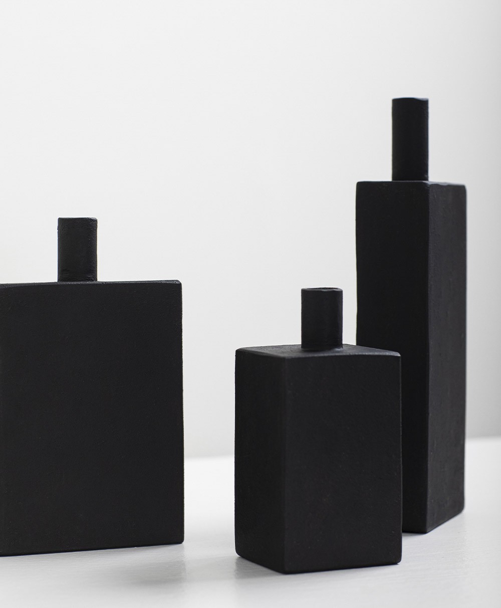 Hier abgebildet ist ein Moodbild der Vase Black Moro von Antonio Sciortino mit Serax - RAUM concept store