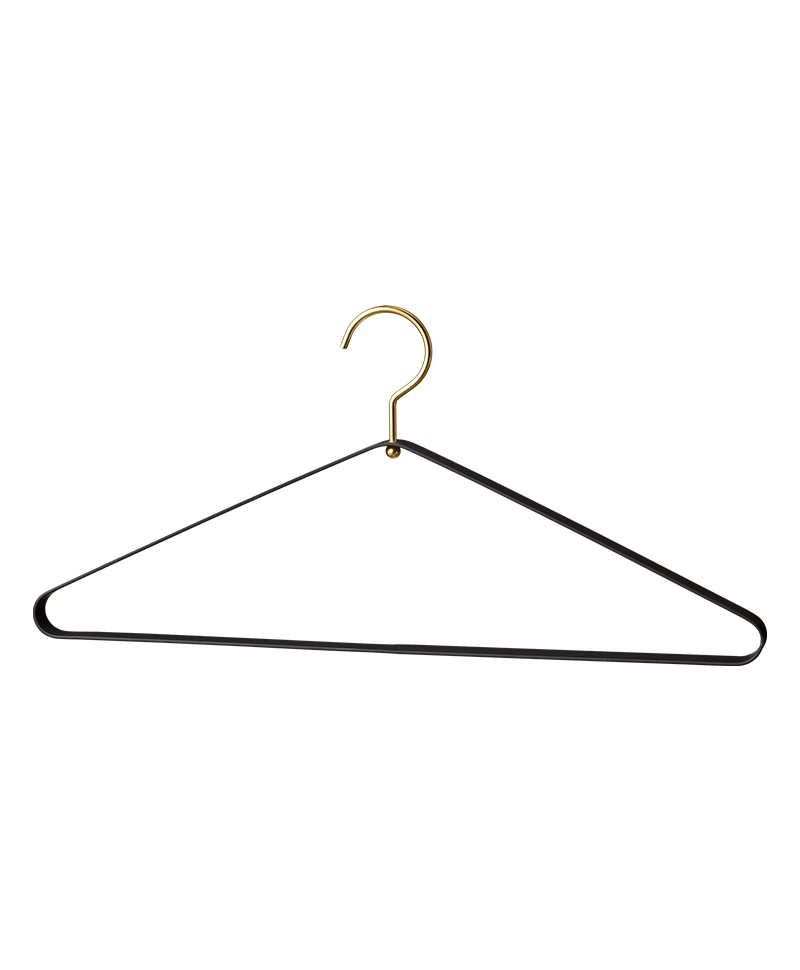 Hier abgebildet ist das VESTIS Design Kleiderbügel-Set von AYTM in Schwarz, Gold – im Onlineshop RUAM concept store