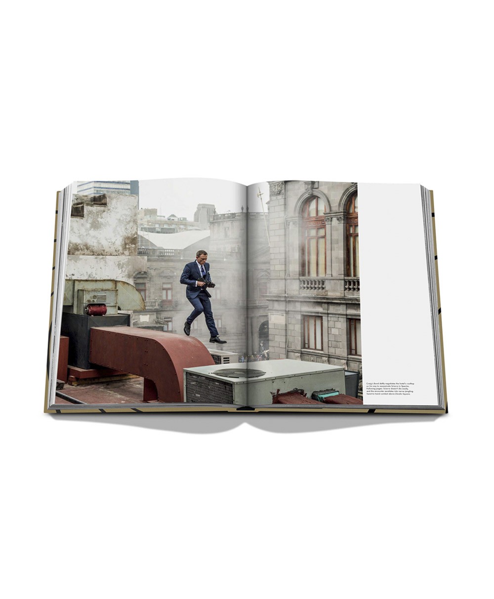 Aufgeschlagene Seite des Bildbands „James Bond Destinations“ von Assouline im RAUM concept store 