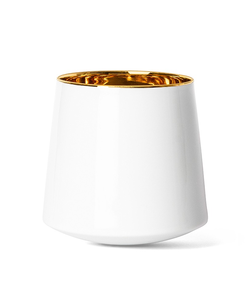 Hier ist das Produktbild des Rotweinbecher Grand Cru Gold in der Farbe weiss zu sehen – im Onlineshop RAUM concept store