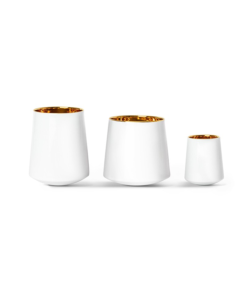Hier ist ein Produktbild der Becher Grand Cru Gold in der Farbe weiss in den drei Größen zu sehen – im Onlineshop RAUM concept store