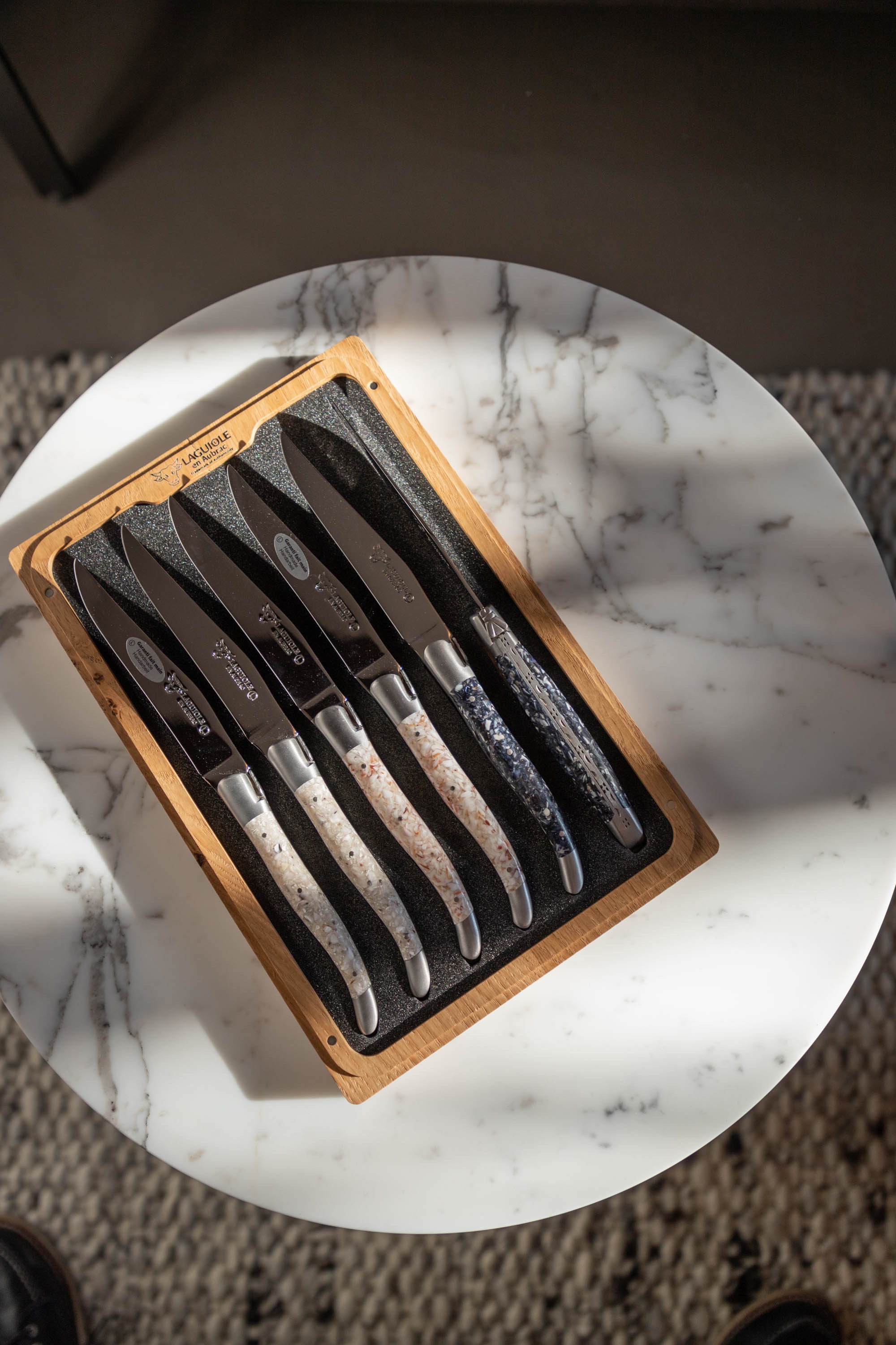 Hier abgebildet ist ein Moodfoto des Steakmesser-Set Muschelschalen von Laguiole en Aubrac – im Onlineshop RAUm concept store
