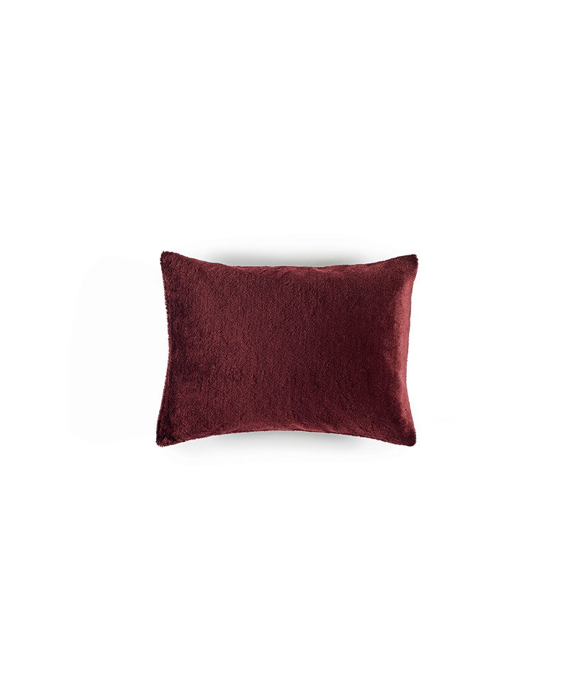 Das Produktbild zeigt das kleine Wollsamt-Kissen Wool Plush in der Farbe Cognac von Élitis im RAUM concept store Das Produktbild zeigt das kleine Wollsamt-Kissen Wool Plush in der Farbe Cognac von Élitis im RAUM concept store