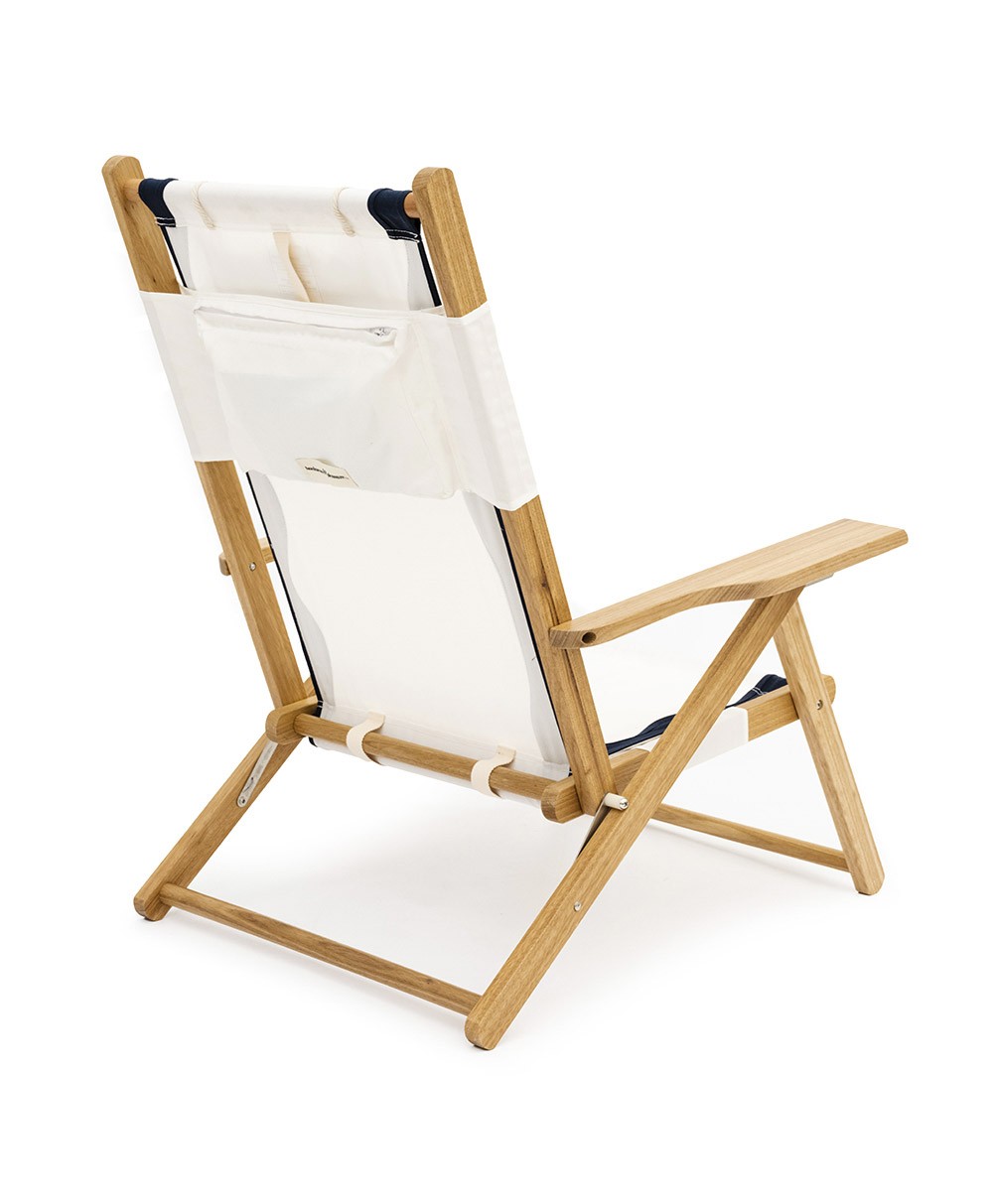 Hier abgebildet ist der The Tommy Chair in Rivie White von Business & Pleasure Co. – im RAUM concept store