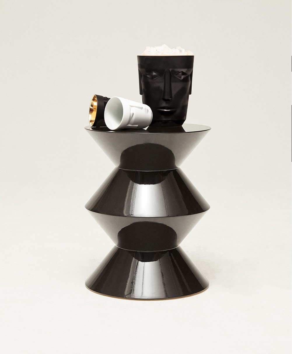 Hier ist ein Moodbild des Bechers Prometheus von Sieger by Fürstenberg zu sehen – im Onlineshop RAUM concept store
