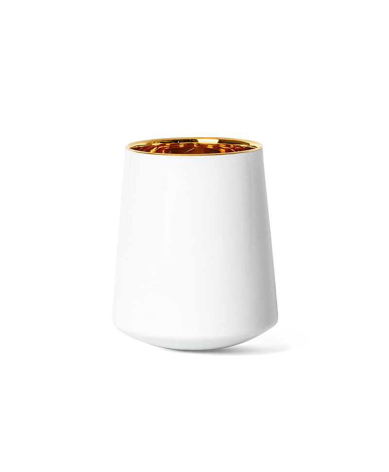 Hier ist das Produktbild des Digestifbecher Grand Cru Gold in der Farbe weiss zu sehen – im Onlineshop RAUM concept store