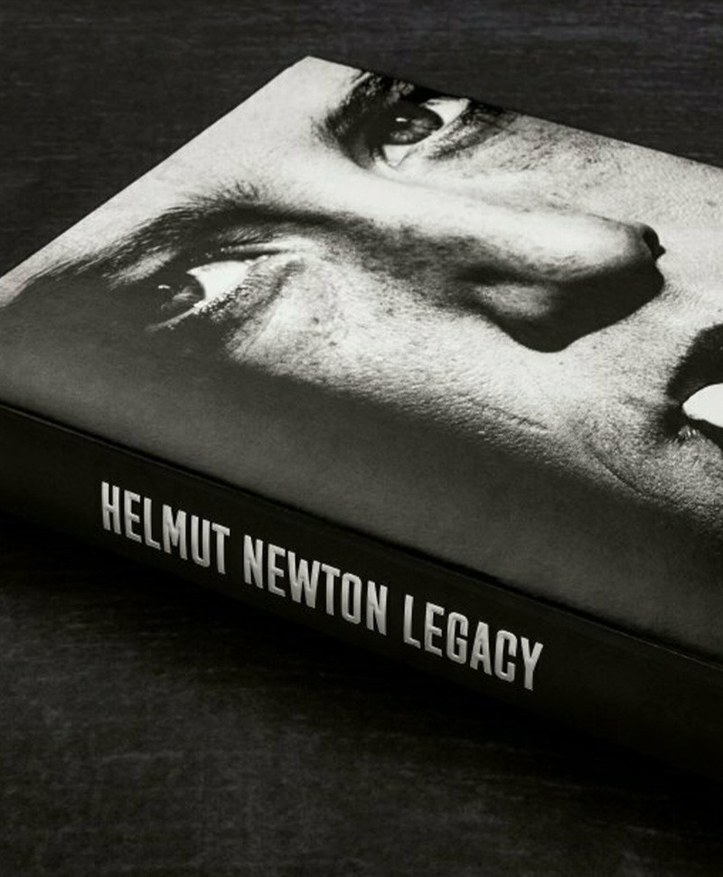 Hier sehen Sie: Helmut Newton. Legacy%byManufacturer%