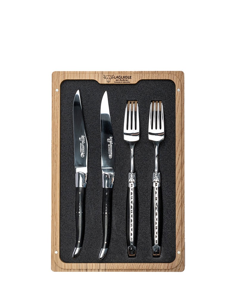 Hier abgebildet ist das Steakmesser und Gabel-Set Ebenholz von Laguiole en Aubrac – im Onlineshop RAUM concept store