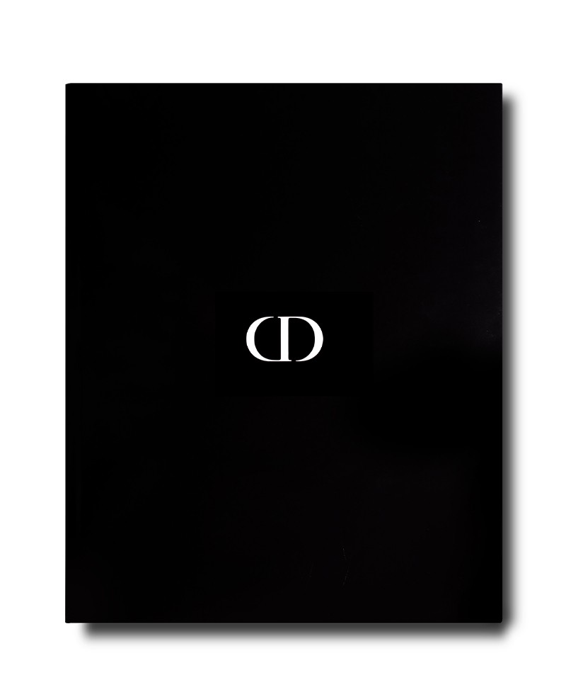 Hier sehen Sie ein Foto  vom Bildband Dior by Christian Dior von Assouline im RAUM concept store