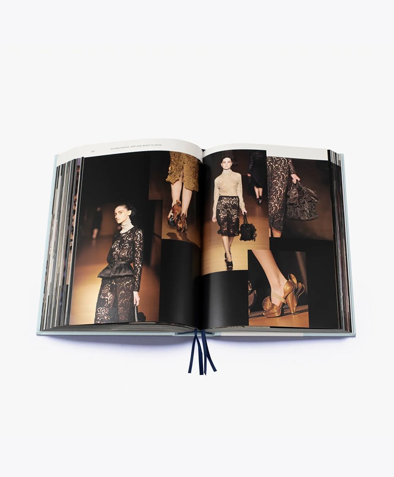 Hier sehen Sie ein Bild von dem Buch Prada Catwalk von Thames & Hudson - RAUM concept store