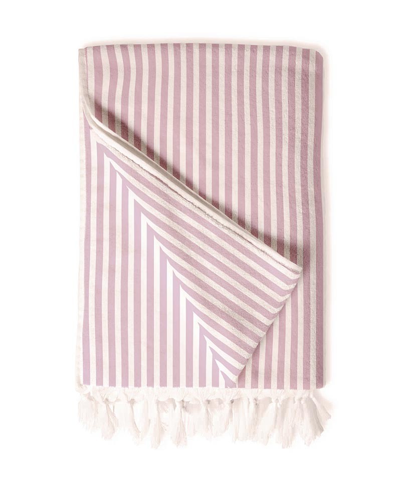Hier abgebildet ist das Beach Towel in lauren´s pink stripe von Business & Pleasure Co. – im RAUM concept store
