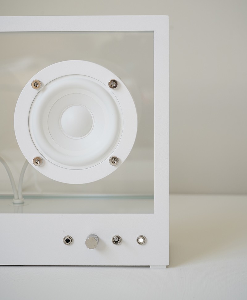 Hier ist ein Moodfoto des kleinen Transparent Speakers in der Farbe White von der Marke Transparent Sound zu sehen – im Onlineshop RAUM concept store
