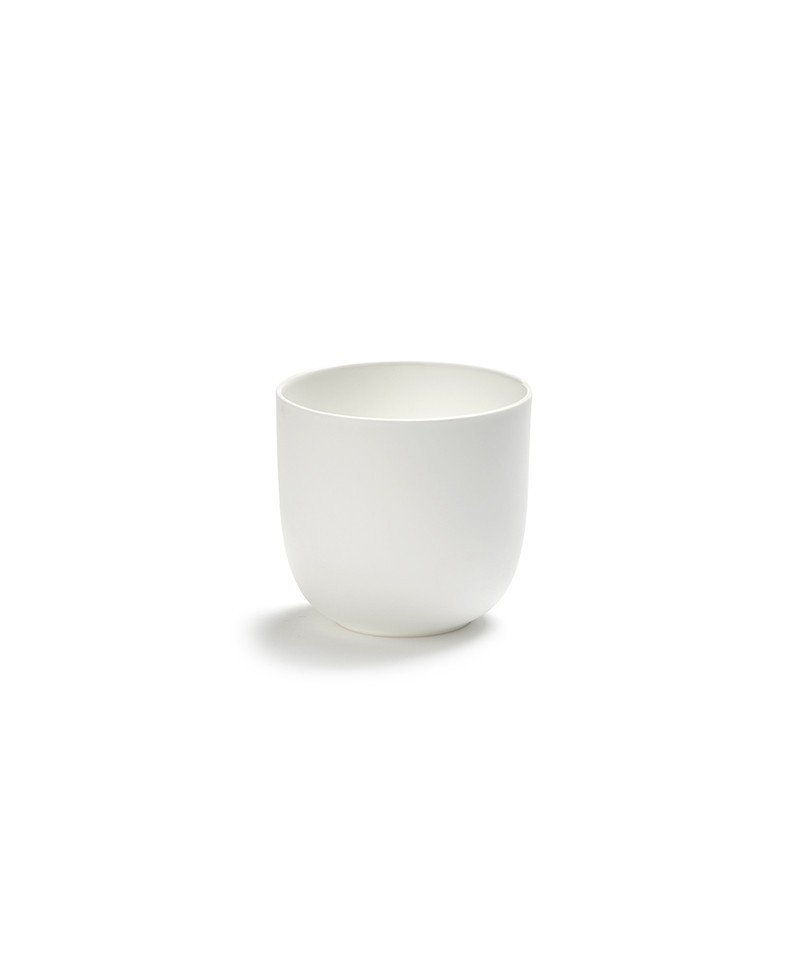 Hier sehen Sie die Tasse Base aus der Kollektion von Piet Boon von Serax im RAUM concept store.
