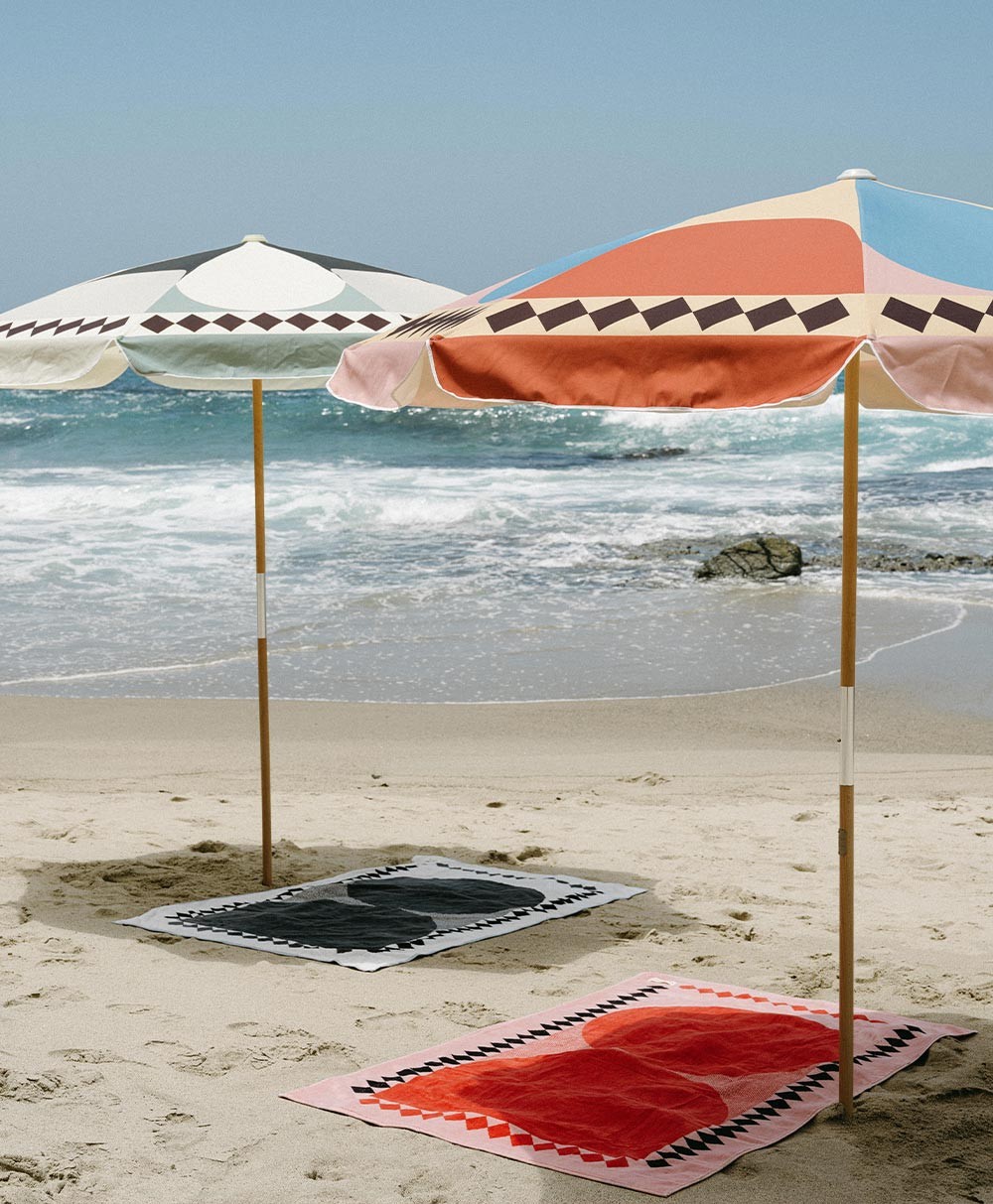 Moodbild der Sonnenschirme „Amalfi Beach Umbrella“ im Diamond Design aus der 2023 Sommer Kollektion von Business&Pleasure im RAUM concept store.