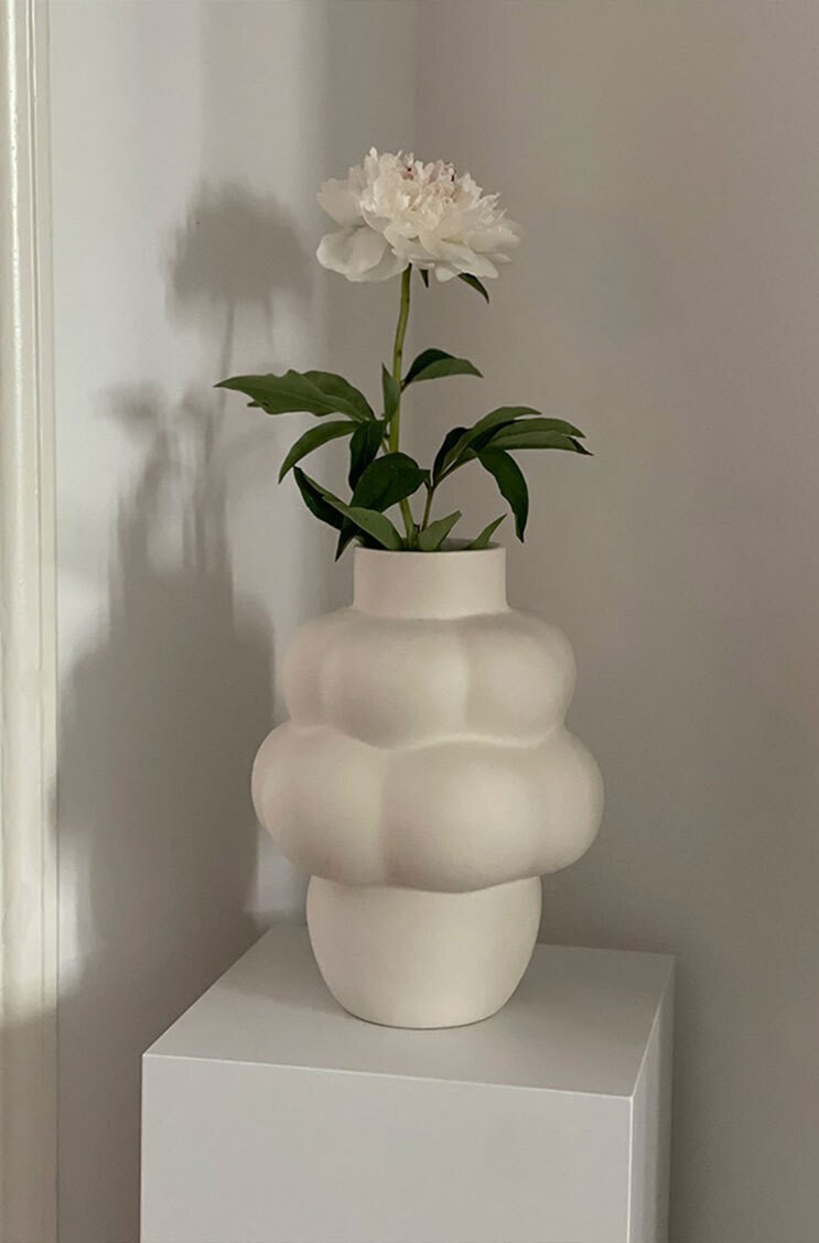 Hier sehen Sie ein Foto der Louise Roe Balloon #04 Vase in der Farbe raw white