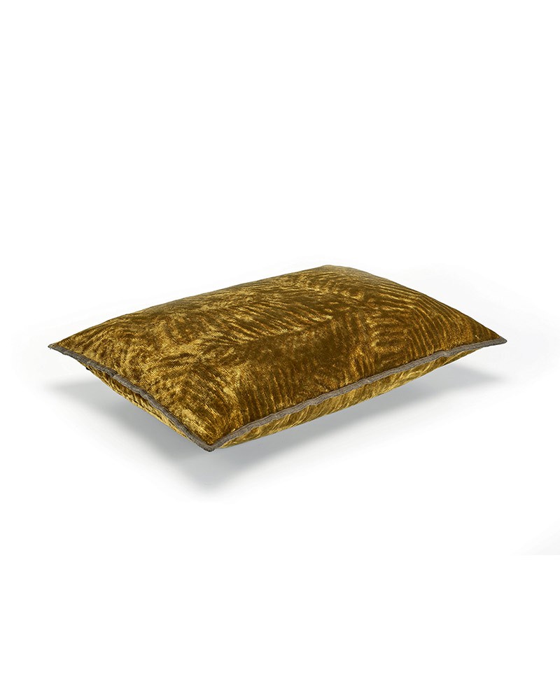 Das Produktbild zeigt das große Kissen Ibiza in der Farbe gold – im RAUM concept store