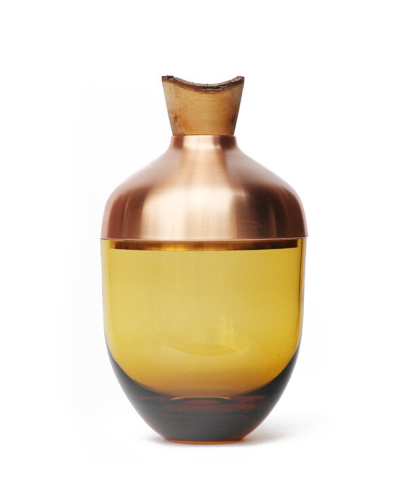 Hier sehen Sie ein Foto von Vase India Large Olive von Utopia & Utility