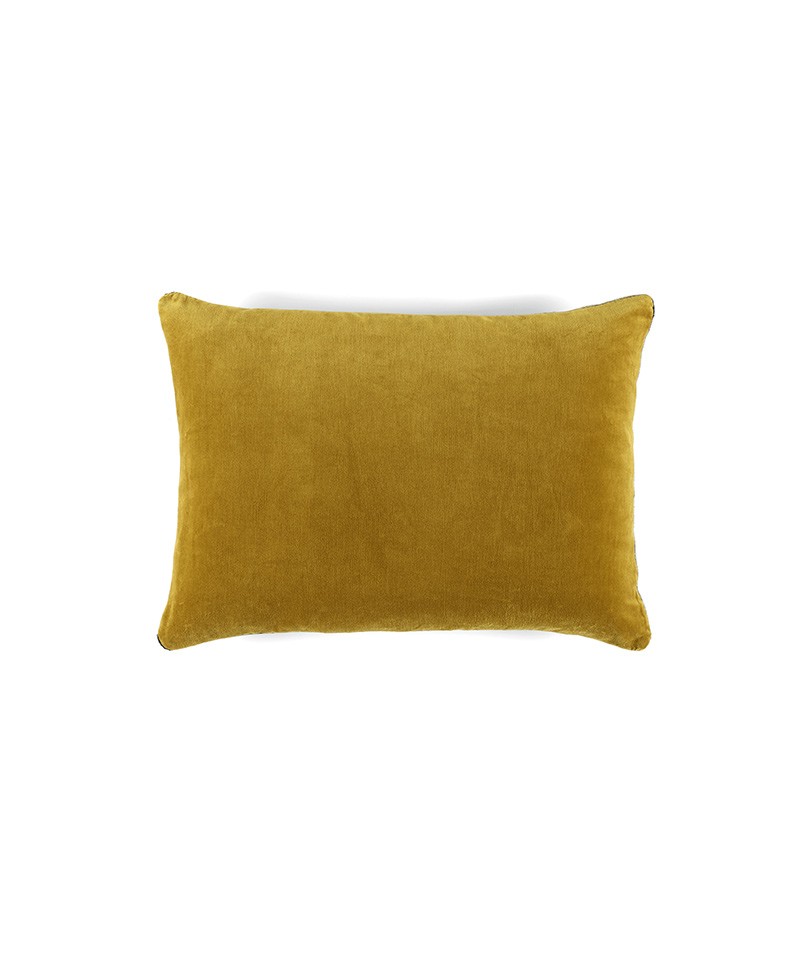 Das Produktbild zeigt das Kissen Eurydice in der Farbe doré – im RAUM concept store