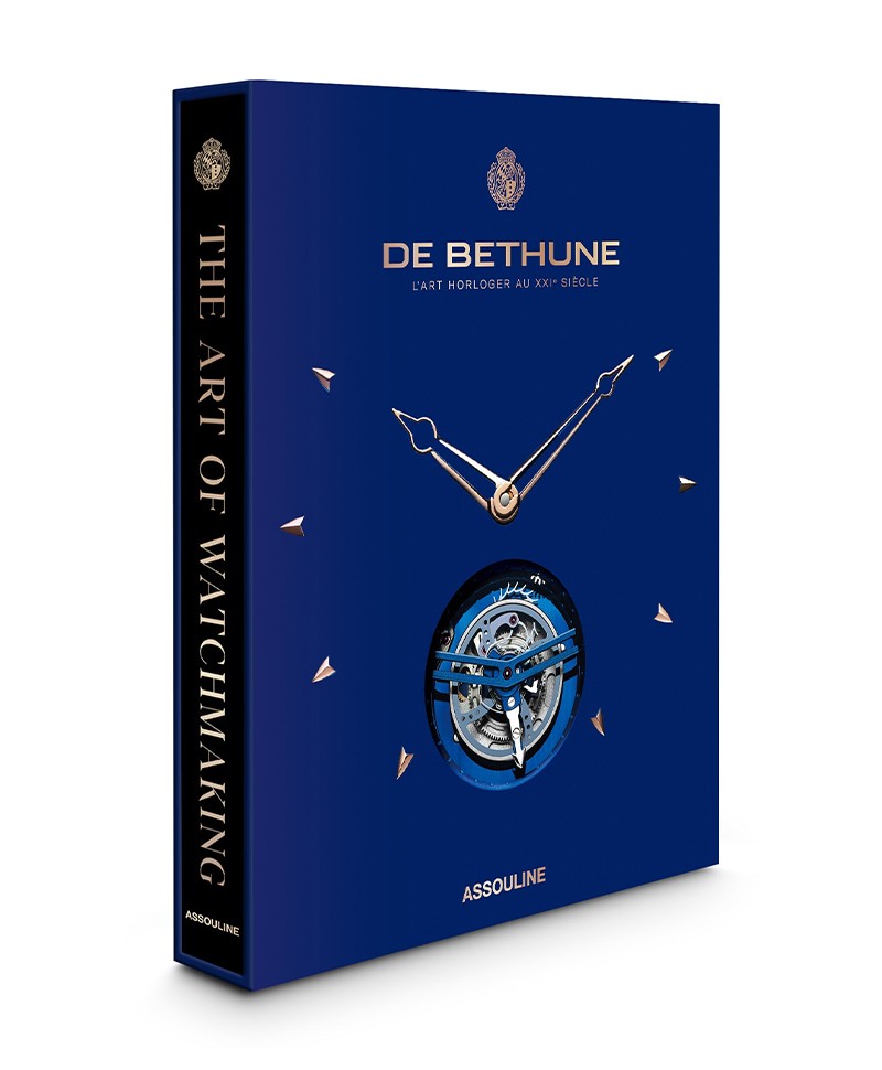 Hier abgebildet ist die Seitenansicht des Bildbandes De Bethune: The Art of Watchmaking von Assouline – im Onlineshop RAUM concept store
