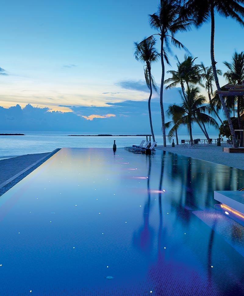 Hier sehen Sie ein Foto vom Velaa Private Island Resort auf den Malediven von den Reiseexperten von art of travel im RAUM concept store