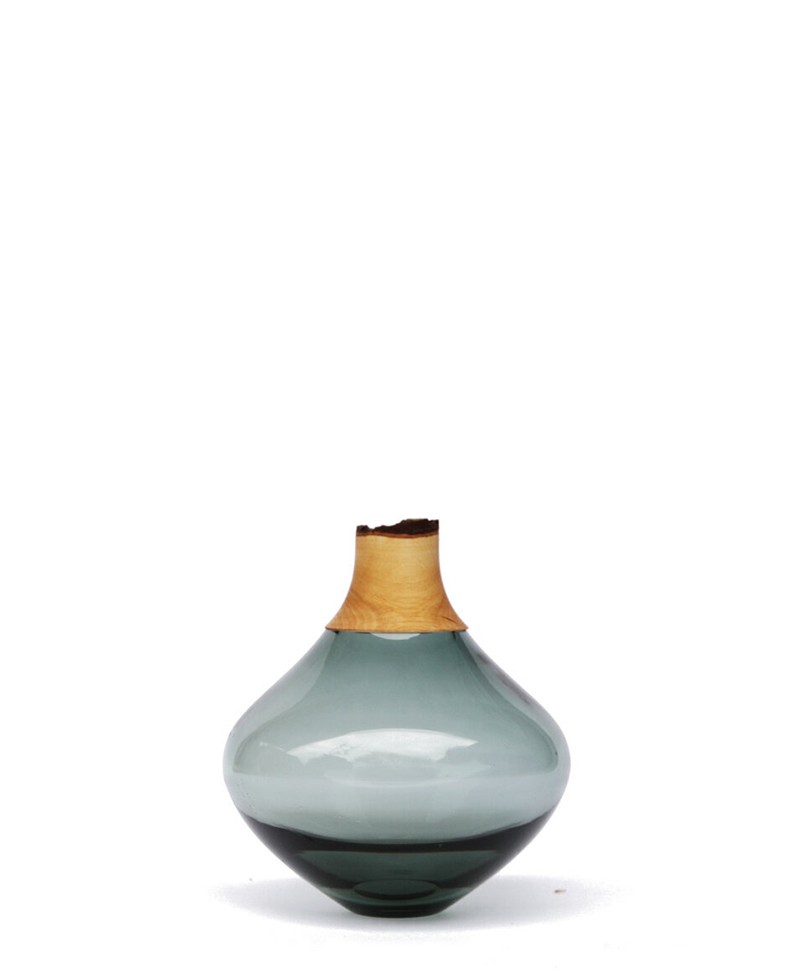 Dieses Produktbild zeigt die Glasvase Matisse 2 in light blue von Utopia & Utility im RAUM concept store.