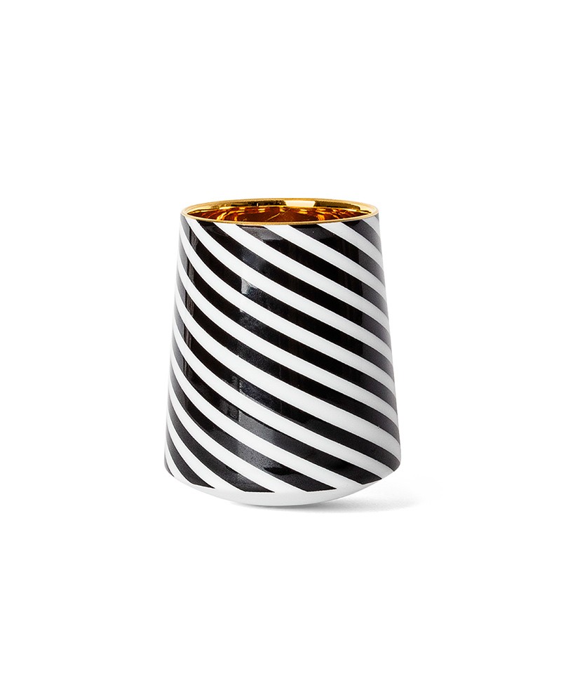 Hier ist das Produktbild des Digestifbecher Grand Cru Gold in der Farbe black curl zu sehen – im Onlineshop RAUM concept store
