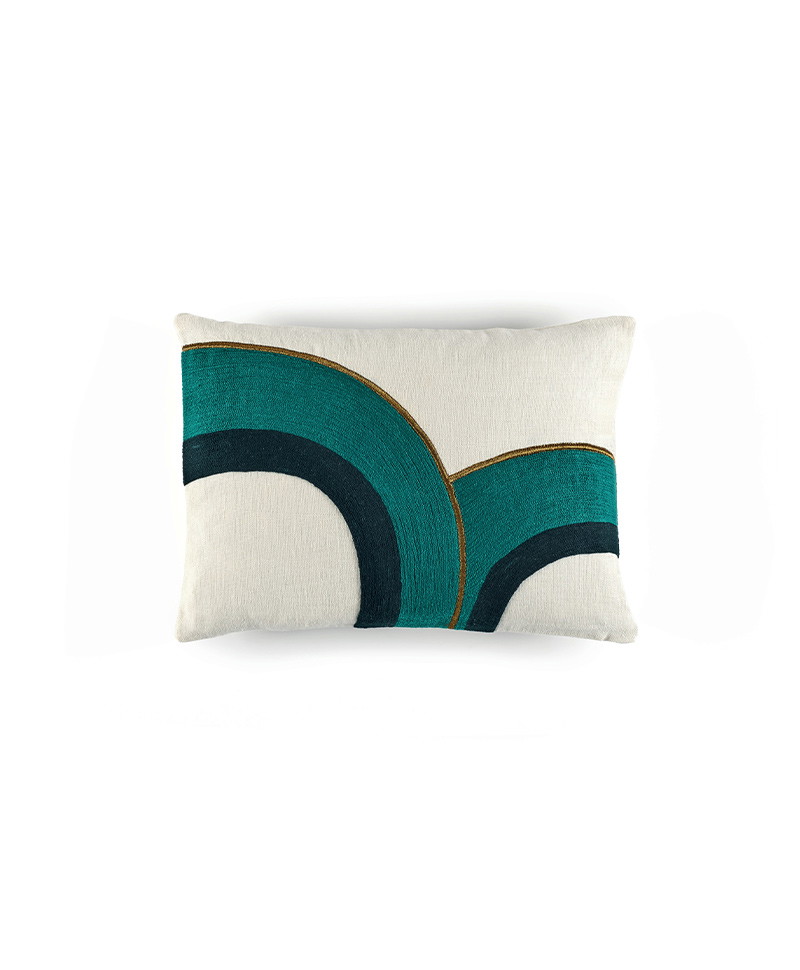 Das Produktbild zeigt das Kissen Bridge in der Farbe star blue von Élitis im RAUM concept store Das Produktbild zeigt das Kissen Bridge in der Farbe star blue von Élitis im RAUM concept store