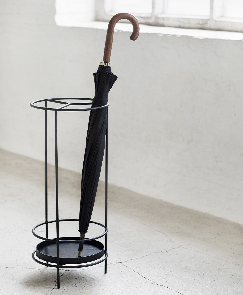 Hier abgebildet der Schirmständer Ella Antonio Sciortino mit Serax - RAUM concept store