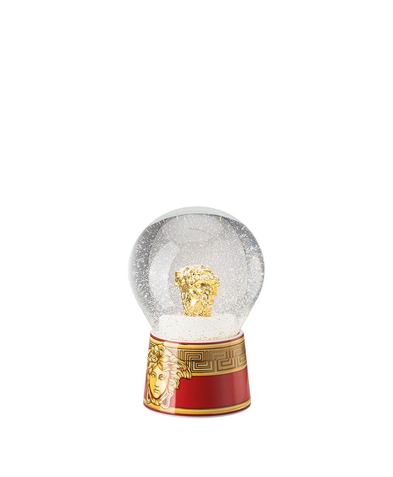 Das Produktfoto zeigt die Medusa Amplified Golden Coin Schneekugel in der Größe klein von der Marke Rosenthal x Versace – im Onlineshop RAUM concept store