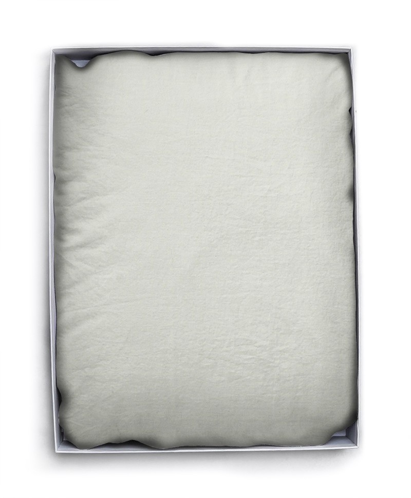 Hier abgebildet ist das Spannlaken Sytle Ten Baumwollperkal frosty silver von decode by luiz – im Onlineshop RAUM concept store