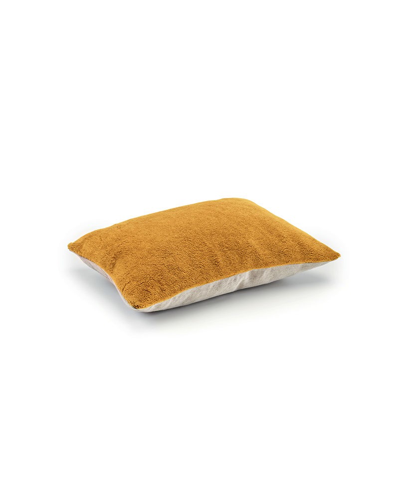 Das Produktbild zeigt das Wollsamt-Kissen Wool Plush in der Farbe Amber von Élitis im RAUM concept store