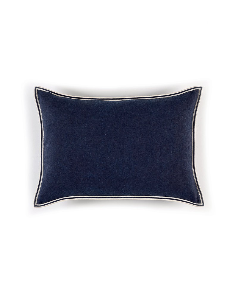 Das Produktbild zeigt das Kissen Philia in der Farbe Bleu Encre – im RAUM concept store