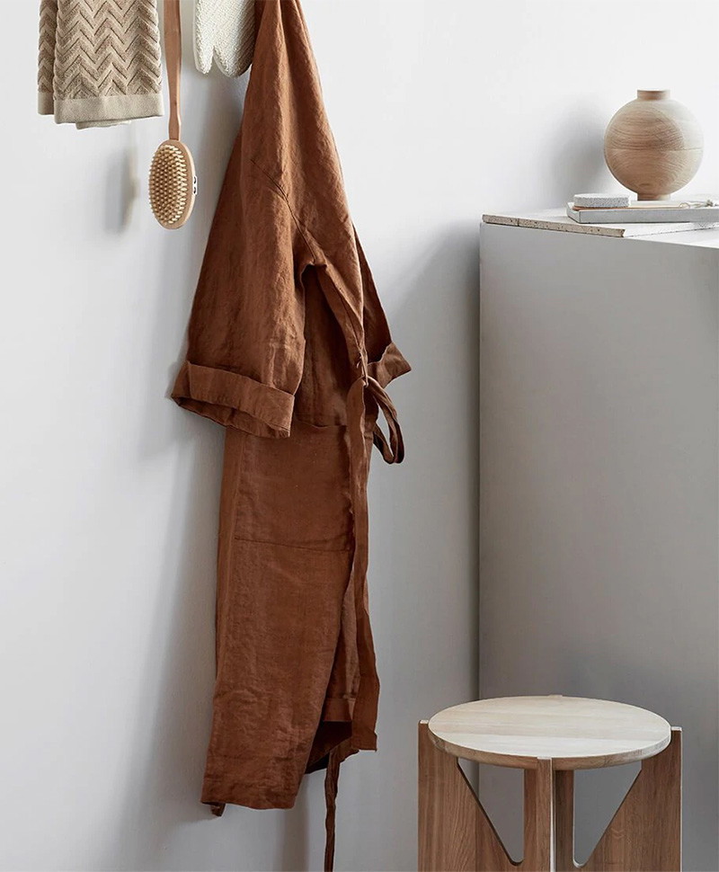 Hier abgebildet ist ein Moodbild des Hocker STOOL OAK von Kristina Dam – im Onlineshop RAUM concept store Hier abgebildet ist ein Moodbild des Hocker STOOL OAK von Kristina Dam – im Onlineshop RAUM concept store