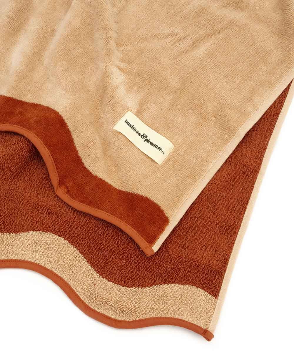 Das Strandtuch „Beach Towel“ in der Farbe Rivie Pink aus der 2024 Sommer Kollektion von Business & Pleasure im RAUM concept store.