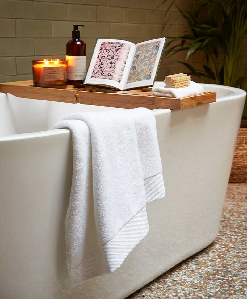Hier abgebildet ist ein Moodbild des Frotteehandtuch Luxe der Marke Christy – im RAUM concept store Hier abgebildet ist ein Moodbild des Frotteehandtuch Luxe der Marke Christy – im RAUM concept store