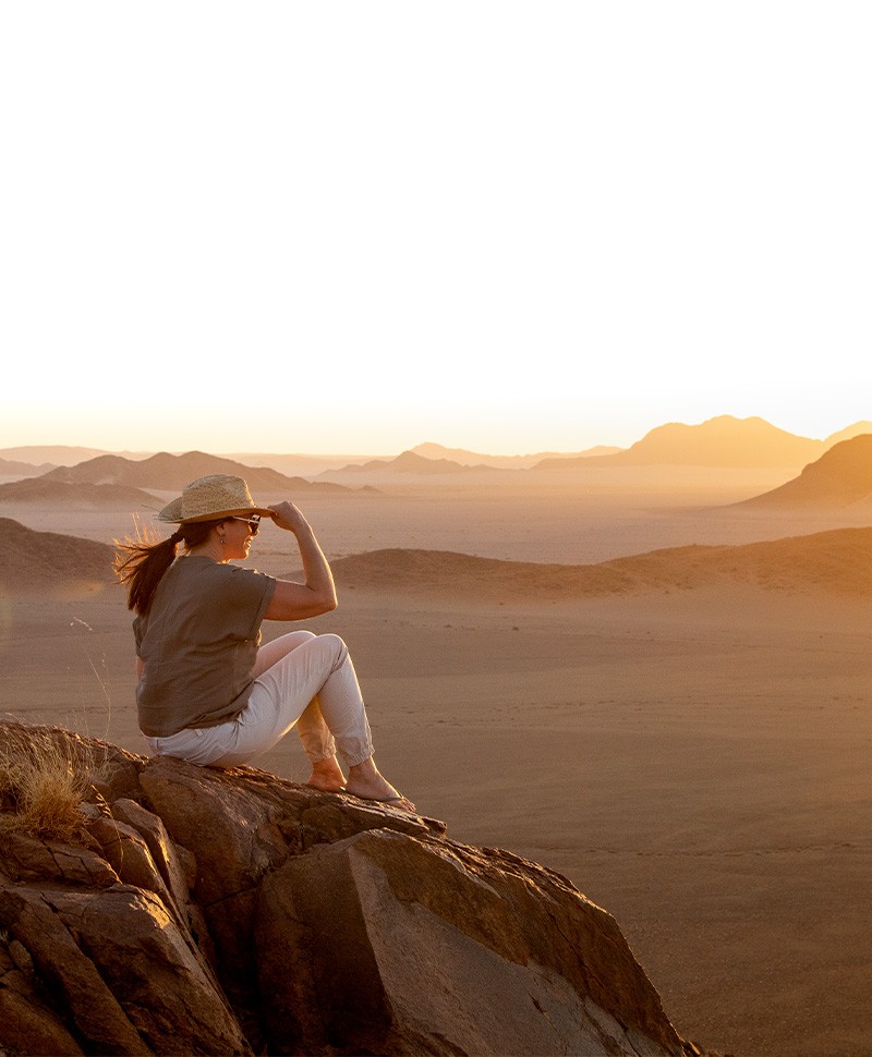 Person überblickt die Wüste Namibias