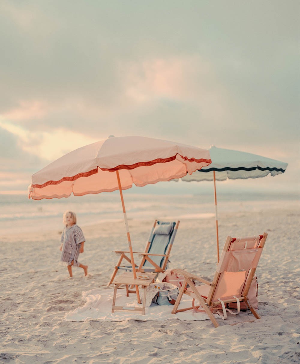Moodbild des Sonnenschirms Amalfi Beach Umbrella  im Rivie Pink Design aus der 2024 Sommer Kollektion von Business & Pleasure im RAUM concept store.