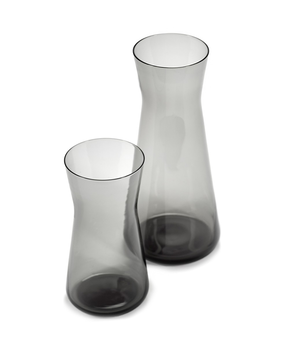 Die Karaffen CENA aus Glas in smoky grey von Serax aus der Kollektion von Vincent Van Duysen im RAUM concept store