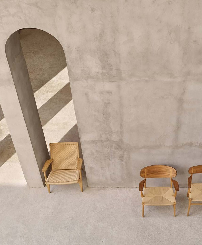Hier abgebildet ist ein Moodbild des Lounge Chair CH25 von Carl Hansen & Son – im RAUM concept store