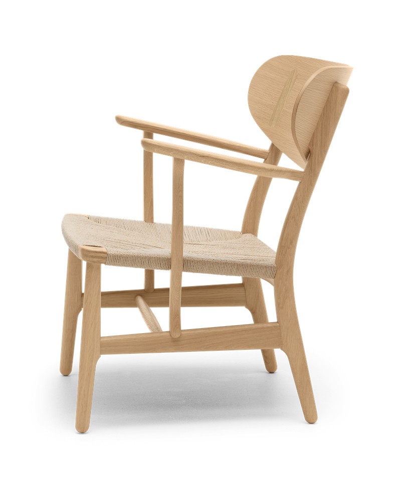 Hier abgebildet ist der Lounge Chair CH22 von Carl Hansen & Sons – im RAUM concept store