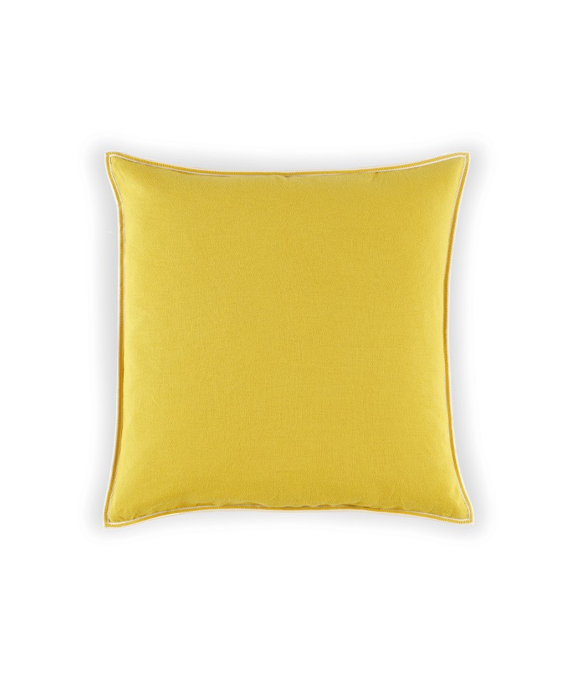 Das Produktbild zeigt das kleine quadratische Kissen Philia in der Farbe Lemon – im RAUM concept store