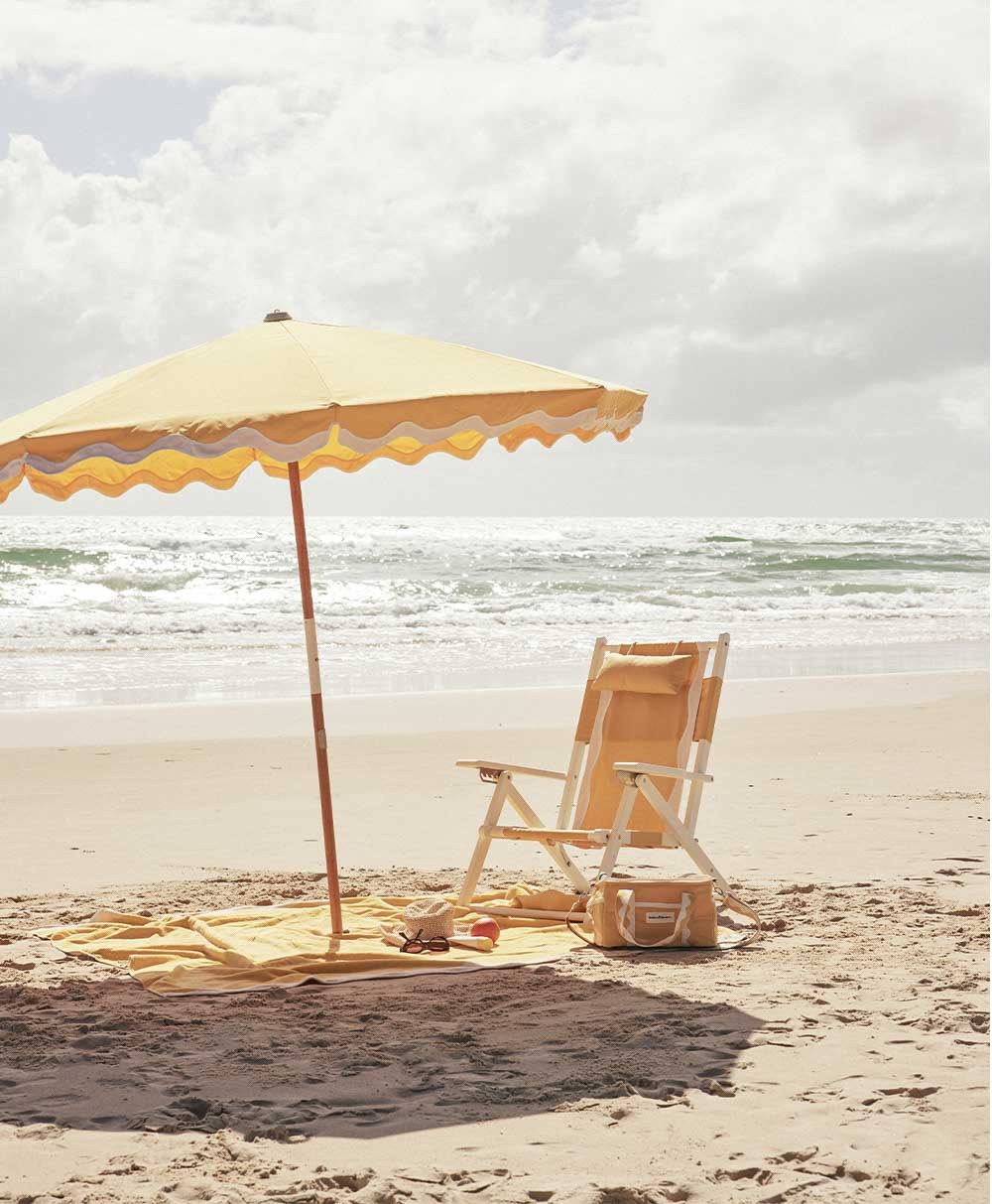Moodbild der Stranddecke „Beach Blanket“ in der Farbe Rivie Mimosa  aus der 2024 Sommer Kollektion von Business & Pleasure im RAUM concept store.