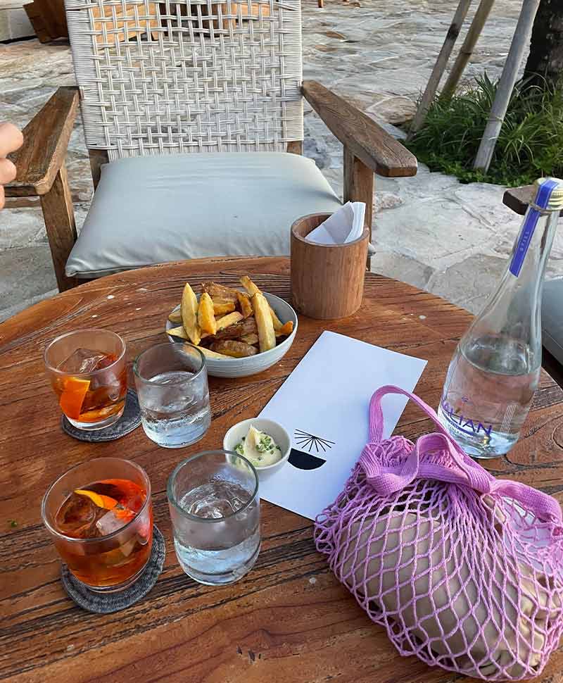 Drinks und Pommes in der Beach Bar The Lawn