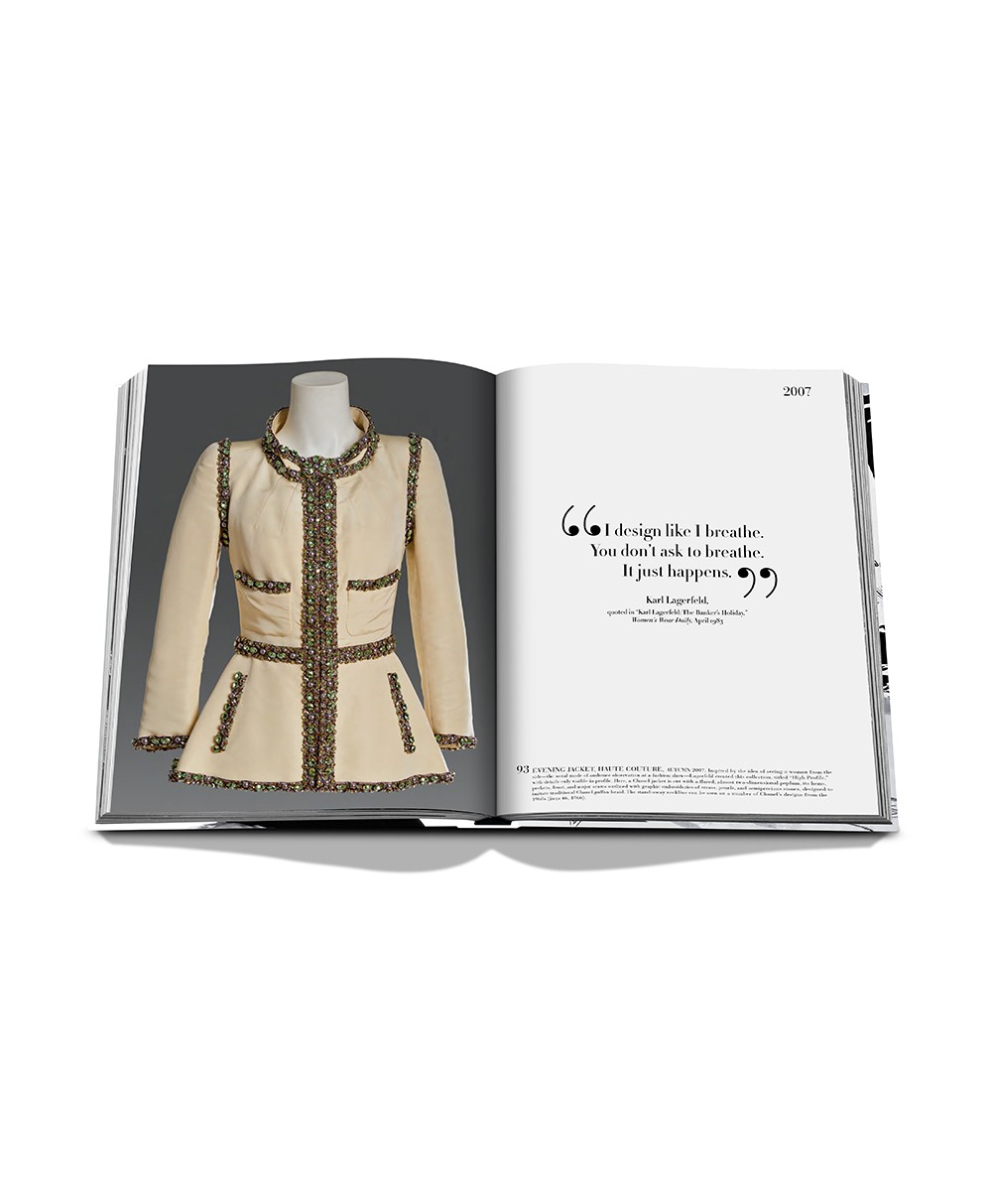 Das Produktbild zeigt den Bildband „Chanel: The Legend of an Icon“ von Assouline - RAUM concept store